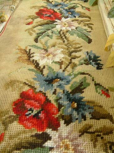 Fine Home Crafts Beautiful Red Blue White Daises Handmade Preworked Needlepoint Canvas in Kuwait