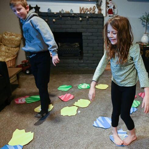 لعبة New Floor is Lava Popping Balloons التفاعلية - مثل التوازن المتدرج، الأعاصير، دقيقة للفوز بها - لعبة لوحية عائلية، لعبة للحفلات، لعبة أرضية للأطفال - آمنة للاستخدام الداخلي والخارجي (إصدار خاص) in Kuwait
