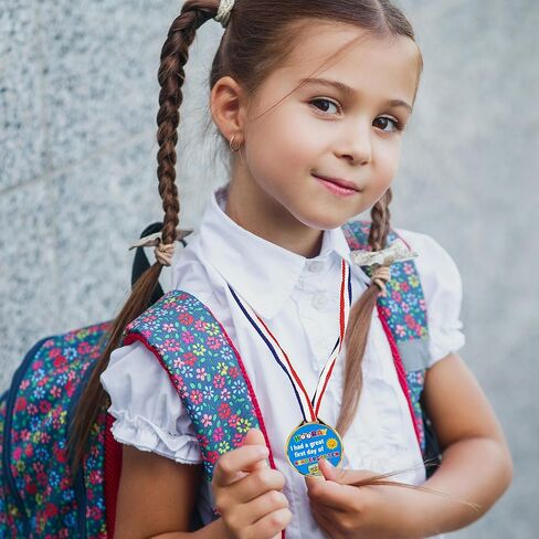 30 قطعة من لوازم العودة الى المدرسة، تشكيلة ميداليات من ستة تصاميم 1.8 انش لجائزة اليوم الاول من المدرسة، ميداليات الترحيب بالعودة الى المدرسة مع شريط رقبة لهدايا حفلات الاطفال في رياض الاطفال in Kuwait