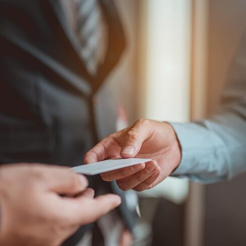 حامل بطاقات عمل اكريليك من يوكيف، 3 فتحات لعرض بطاقات العمل، منظم حامل البطاقات، رائع للمكتب وسطح المكتب (شفاف، 4.7 × 4.3 انش) in Kuwait