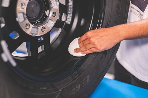 Gtechniq C5 Wheel Armor Wheel Cleaner, Rims Cleaner Protects Alloy Rims, Brake Dust Remover Wheel Cleaner Repels Brake Dirt for up to 12 Months - 0.5 fl oz (15 ml), Sufficient for 4 x 17 Outer Rims in Kuwait