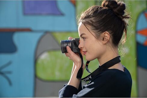 مجموعة عدسات Sony FE 40 مم F2.5 G كاملة الإطار SEL40F25G للكاميرات بدون مرآة E-Mount مع مجموعة مرشحات UV/Polarizer/FLD مقاس 49 مم + حافظة واقية للصور ديكو مكونة من 4 عبوات + برامج وملحقات in Saudi Arabia