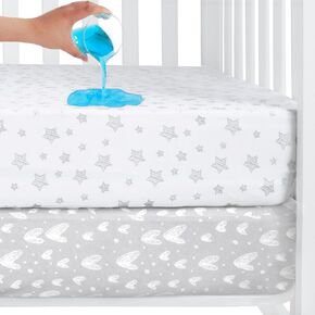 مجموعة ملاءات مقاومة للماء من Pack n Play مكونة من قطعتين، واقي غطاء مرتبة صغير من القطن العضوي بنسبة 100% مقاس 96.5 سم × 63.5 سم يناسب مرتبة روضة الأطفال/ساحة اللعب، ملاءة سرير محمولة، طباعة نجمة بيضاء ورمادية in Kuwait