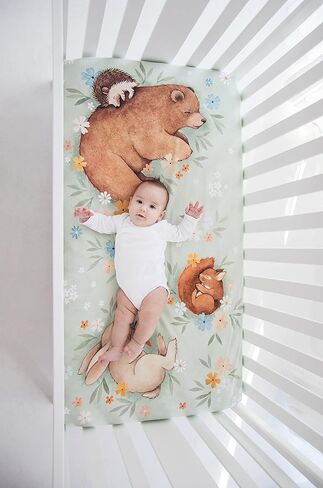 ملاءة سرير ملائمة مصنوعة من الساتان القطني بنسبة 100% من Rookie Humans: Enchanted Meadow. الحضانة الحديثة، استخدمها كخلفية لصور طفلك. حجم سرير الأطفال القياسي (52 × 28 بوصة) in Kuwait