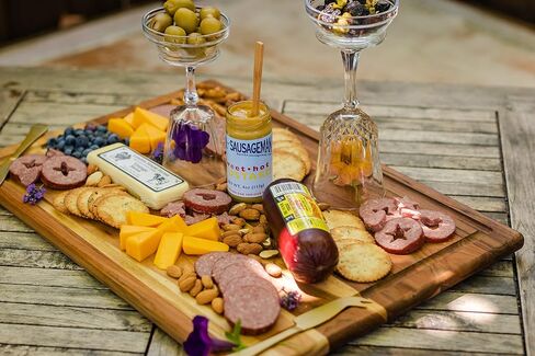 علبة هدايا Dan the Sausageman's Sounder Gourmet - تحتوي على سجق صيفي مدخن وأجبان ويسكونسن للتقاعد أو المستأجر أو المقاول أو سلة تقدير العملاء، ومعبأة بشكل احترافي، وتتوفر رسائل هدايا. in Saudi Arabia