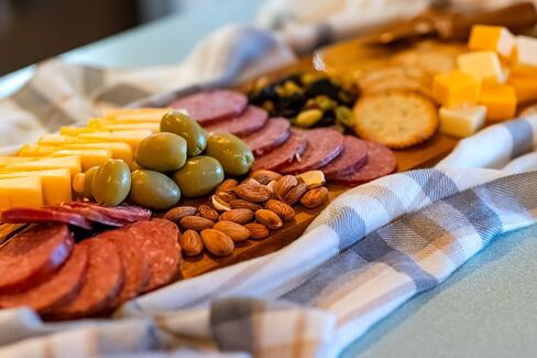 علبة هدايا Dan the Sausageman's Sounder Gourmet - تحتوي على سجق صيفي مدخن وأجبان ويسكونسن للتقاعد أو المستأجر أو المقاول أو سلة تقدير العملاء، ومعبأة بشكل احترافي، وتتوفر رسائل هدايا. in Saudi Arabia