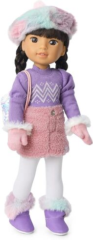 American Girl 2022 إكسسوارات فتاة العام Gwynn مع قبعة متعددة الألوان، وزوج من القفازات الوردية المحبوكة، وحقيبة ظهر مطرزة in Kuwait