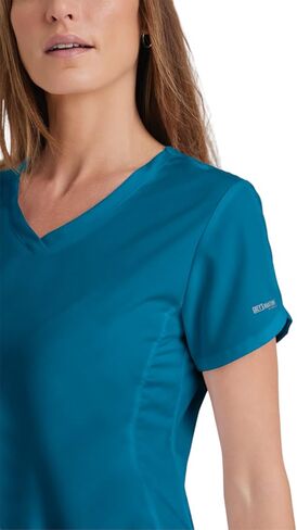 BARCO Grey's Anatomy Scrubs - بلوزة Cora Scrub للنساء، رقبة متقاطعة على شكل حرف V، سترة علوية نسائية فائقة النعومة من الخلف in Kuwait