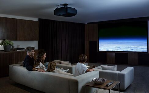 Sony VPLVW675ES Native 4K HDR 3D SXRD Home Theater Projector in Saudi Arabia