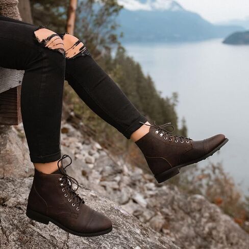 حذاء برقبة طويلة للسيدات من شركة Thursday Boot Company بمقدمة كاب كابتن للكاحل in Kuwait