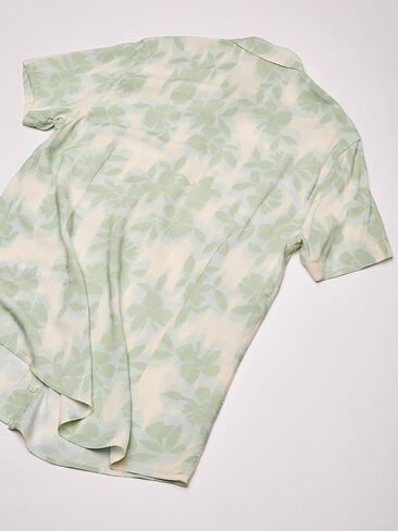 قميص رجالي قصير الأكمام من GUESS مصنوع من مادة Eco Rayon Shadow Box in Saudi Arabia