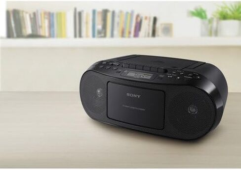 Sony Portable Stereo Cd Player & Tape Cassette Recorder With Digital Tuner AM/FM Radio & Mega Bass Reflex Stereo Sound System Plus 6ft CubeCable Aux Cable to Connect Any Ipod, Iphone or Mp3 Digital Audio Player in Kuwait