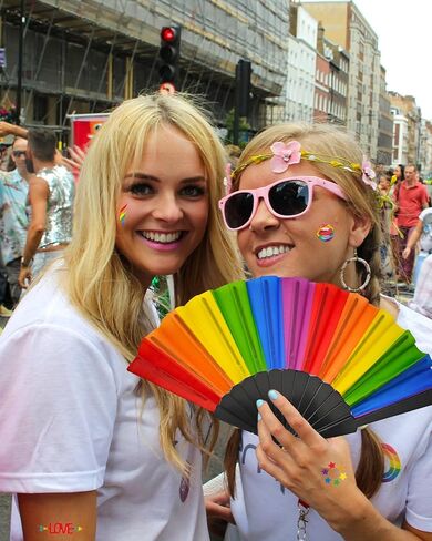 مراوح اليد AMS Rainbow، مروحة يد قابلة للطي برايد، مروحة يدوية ملونة، مروحة بلاستيكية قابلة للطي لأحداث المهرجانات الموسيقية ومستلزمات الرقص (12 قطعة بيضاء) in Kuwait