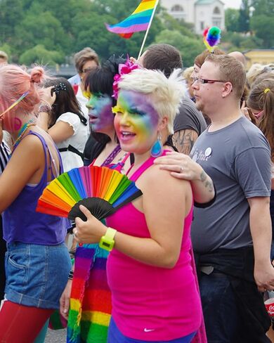 مراوح اليد AMS Rainbow، مروحة يد قابلة للطي برايد، مروحة يدوية ملونة، مروحة بلاستيكية قابلة للطي لأحداث المهرجانات الموسيقية ومستلزمات الرقص (12 قطعة بيضاء) in Kuwait