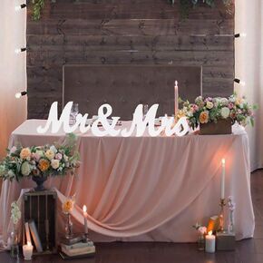 Adeeing Mr and Mrs Signs زخارف طاولة الزفاف على شكل قلب، رسائل خشبية قائمة بذاتها لدعائم الصور، هدية دش زفاف ريفية (أبيض)