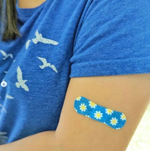 ضمادات Hug-a-BooBoo المميزة - ضمادات الحيوانات المذهلة للأطفال التي تعانق! تصميمات الحيوانات المحشوة المفضلة لدى الأطفال - ضمادات الرسوم المتحركة الممتعة لفرس النهر والجرو والدب والضفدع! علبة 100 قيراط in Kuwait