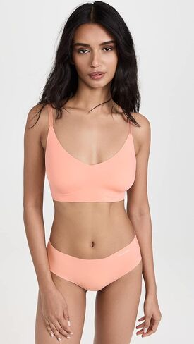 ملابس داخلية نسائية من Calvin Klein غير مرئية مبطنة بشكل خفيف على شكل مثلث in Kuwait
