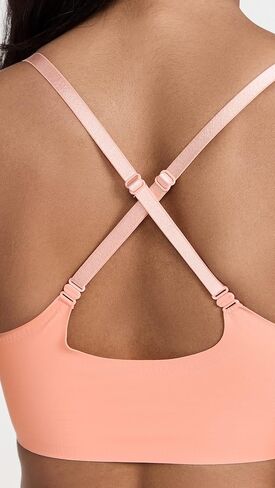 ملابس داخلية نسائية من Calvin Klein غير مرئية مبطنة بشكل خفيف على شكل مثلث in Kuwait