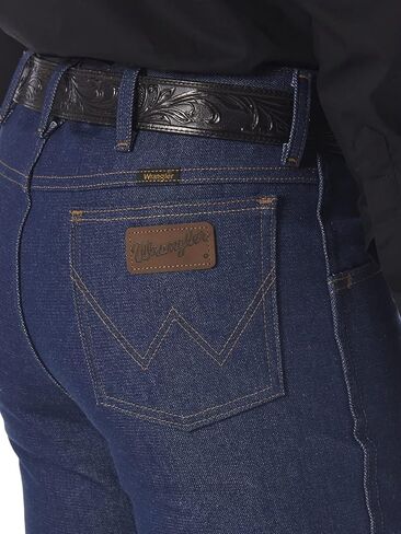 بنطلون جينز رعاة البقر للرجال من Wrangler بمقاس نحيف وتقليدي in Kuwait
