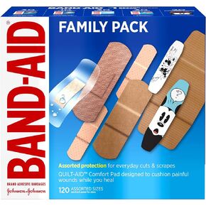 مجموعة متنوعة من الضمادات اللاصقة من Band-Aid بأحجام متنوعة تتميز بكتلة مائية ومرنة للبشرة، ونسيج مرن، وشرائط قوية وضمادات شخصية بيكسار، عدد 110 in Kuwait