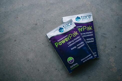 المعادن النادرة | عبوات مسحوق إلكتروليت باور باك | 1200 مجم فيتامين سي، زنك، مغنيسيوم | تعزيز الترطيب والمناعة والطاقة والقدرة على التحمل في العضلات | أكاي بيري | 30 علبة in Kuwait