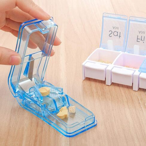 قطاعة حبوب الدواء من قطعتين - مقسم حبوب مع شفرة من الستانلس ستيل لقطع الحبوب الصغيرة او الحبوب الكبيرة الى النصف، حبوب سهلة القطع للاقراص والفيتامينات والادوية الكبيرة. (ازرق فاتح + اسود فاتح) in Kuwait