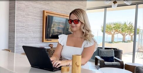 نظارات زرقاء تحجب الضوء وحافظة خشبية - نظارات شمسية للحماية من الأشعة فوق البنفسجية مع طلاء مضاد للوهج - مثالية لأعمال الكمبيوتر والألعاب والقيادة الليلية - تقلل من إجهاد العين وتحسن النوم للبالغين in Kuwait