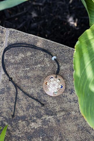 Ezina Designs قلادة ميتاترون مكعب أورجونيت مختلطة شاكرا أورغون أو سلسلة مفاتيح - التنشيط والاسترخاء طاقة تشي لتعزيز قلادة الكريستال لفائف تيسلا (قلادة 2.0") in Kuwait