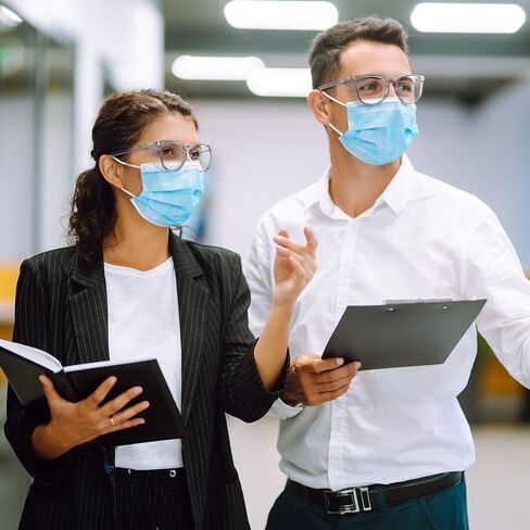 نظارات أمان WOOLIKE مضادة للضباب، نظارات أمان مربعة شفافة مقاومة للخدش مع نظارات حجب الضوء الأزرق للنساء والرجال in Kuwait