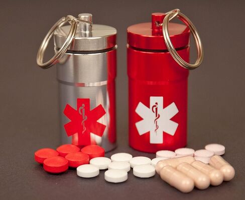 2 برطمان تخزين متوسط ​​الحجم من بريميو 1، حاوية حامل حبوب الدواء محكمة الغلق بنسبة 100% مقاومة للماء/الرائحة مع شعارين طبيين على الجانبين، لتأمين زجاجة نيترو 100 قيراط، وأعشاب أدوية الأسبرين، وسلسلة مفاتيح EDC + حلقة تسلق واحدة in Kuwait