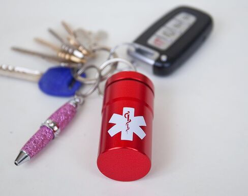 2 برطمان تخزين متوسط ​​الحجم من بريميو 1، حاوية حامل حبوب الدواء محكمة الغلق بنسبة 100% مقاومة للماء/الرائحة مع شعارين طبيين على الجانبين، لتأمين زجاجة نيترو 100 قيراط، وأعشاب أدوية الأسبرين، وسلسلة مفاتيح EDC + حلقة تسلق واحدة in Kuwait