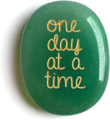 يوم واحد في كل مرة، حجر القلق، اليشم الطبيعي الذي يفكر فيك هدية الحظ السعيد، هدايا ملهمة للتأمل الذهني للنساء والرجال in Kuwait