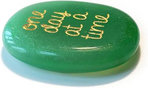 يوم واحد في كل مرة، حجر القلق، اليشم الطبيعي الذي يفكر فيك هدية الحظ السعيد، هدايا ملهمة للتأمل الذهني للنساء والرجال in Kuwait