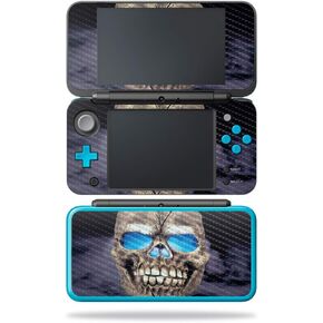 غلاف MightySkins من ألياف الكربون لجهاز Nintendo New 2DS XL - Sauced | لمسة نهائية واقية ومتينة من ألياف الكربون | سهل التطبيق والإزالة وتغيير الأنماط | صُنع في الولايات المتحدة الأمريكية، جماجم زرقاء in Saudi Arabia