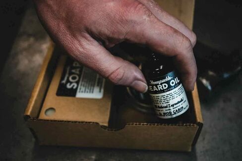 مجموعة اللحية الأساسية - أساسية (غير معطرة) - طبيعية بالكامل، مصنوعة يدويًا في الولايات المتحدة الأمريكية in Kuwait