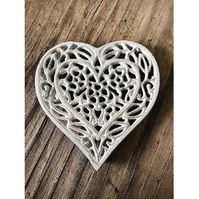 حامل من الحديد الزهر على شكل قلب من الزهور البيضاء - ديكور طاولة المزرعة - إكسسوارات المطبخ الريفي - وسادة ساخنة صغيرة in Kuwait