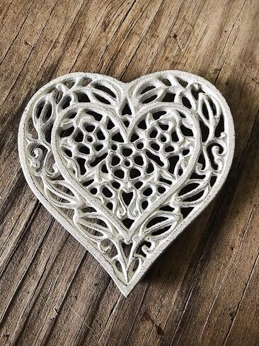 حامل من الحديد الزهر على شكل قلب من الزهور البيضاء - ديكور طاولة المزرعة - إكسسوارات المطبخ الريفي - وسادة ساخنة صغيرة in Kuwait
