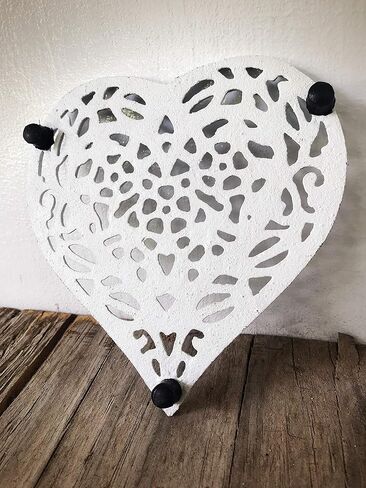 حامل من الحديد الزهر على شكل قلب من الزهور البيضاء - ديكور طاولة المزرعة - إكسسوارات المطبخ الريفي - وسادة ساخنة صغيرة in Kuwait