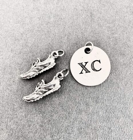 مجموعة حليات دائرية من البيوتر من Running SHOE XC - زوج من حليات أحذية الجري - اثنتين (2) من حليات أحذية الجري من البيوتر وقلادة مستديرة من البيوتر XC في حقيبة الأورجانزا in Saudi Arabia