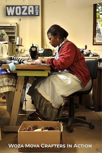 قلادة أنبوب الزولو الأفريقية التقليدية | بقلم Woza Moya (تعال يا روح التغيير) | مصنوع يدويًا بواسطة الحرفيين في مركز هيلكريست للإيدز في جنوب أفريقيا in Kuwait