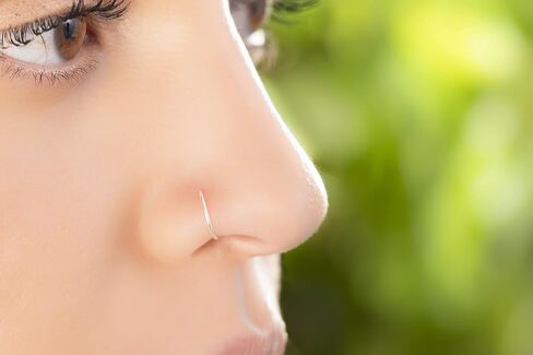 ثقب الأنف الدائري الفضي المزيف - حلقة أنف صناعية مقاس 24 لا حاجة للثقب - مشبك على مجوهرات الأنف in Saudi Arabia