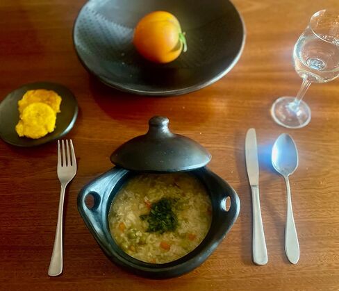 وعاء حساء العشاء الكولومبي التقليدي مع غطاء بقطر 6 بوصات و25 أونصة من الطين الأسود الأصلي مصنوع يدويًا بنسبة 100% في توليما كولومبيا in Kuwait