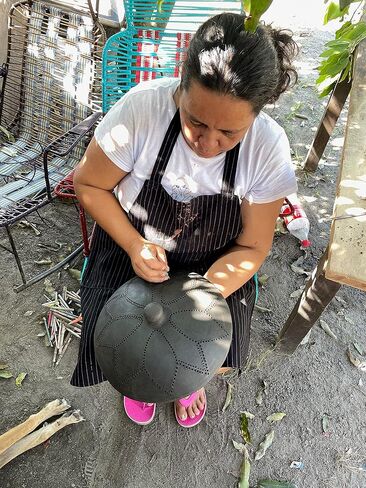 وعاء حساء العشاء الكولومبي التقليدي مع غطاء بقطر 6 بوصات و25 أونصة من الطين الأسود الأصلي مصنوع يدويًا بنسبة 100% في توليما كولومبيا in Kuwait