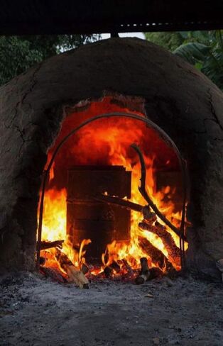 وعاء حساء العشاء الكولومبي التقليدي مع غطاء بقطر 6 بوصات و25 أونصة من الطين الأسود الأصلي مصنوع يدويًا بنسبة 100% في توليما كولومبيا in Kuwait