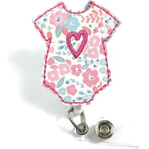بكرة شارة لطيفة من Onesie، هدية OB/GYN، بكرة شارة ممرضة NICU PICU، بكرة ممرضة للعمل والتوصيل على شكل قلب وردي، حامل شارة ممرضة L&D للأطفال، بكرة شارة طبيب in Kuwait