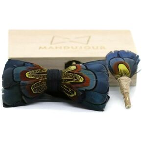 ربطة عنق ريش سان دييغو مع دبوس طية صدر السترة من الريش - ماندوجور مصنوع يدويًا in Kuwait