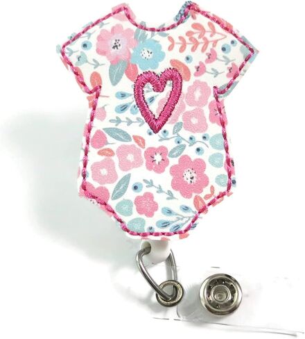 بكرة شارة لطيفة من Onesie، هدية OB/GYN، بكرة شارة ممرضة NICU PICU، بكرة ممرضة للعمل والتوصيل على شكل قلب وردي، حامل شارة ممرضة L&D للأطفال، بكرة شارة طبيب in Saudi Arabia
