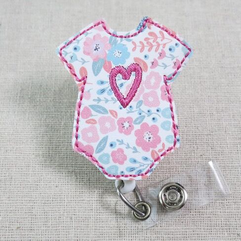 بكرة شارة لطيفة من Onesie، هدية OB/GYN، بكرة شارة ممرضة NICU PICU، بكرة ممرضة للعمل والتوصيل على شكل قلب وردي، حامل شارة ممرضة L&D للأطفال، بكرة شارة طبيب in Saudi Arabia