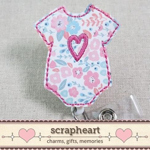 بكرة شارة لطيفة من Onesie، هدية OB/GYN، بكرة شارة ممرضة NICU PICU، بكرة ممرضة للعمل والتوصيل على شكل قلب وردي، حامل شارة ممرضة L&D للأطفال، بكرة شارة طبيب in Saudi Arabia