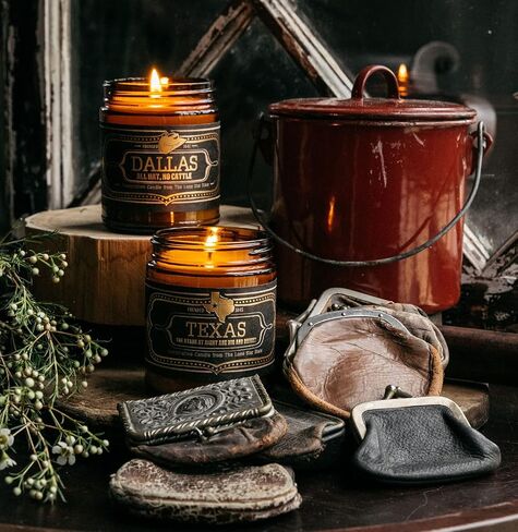 شمعة تكساس المعطرة من جاكسون فون، تكساس - روائح المريمية البرية، الفانيليا، نار المخيم، برطمان 9oz - وقت حرق لمدة 40 ساعة in Kuwait